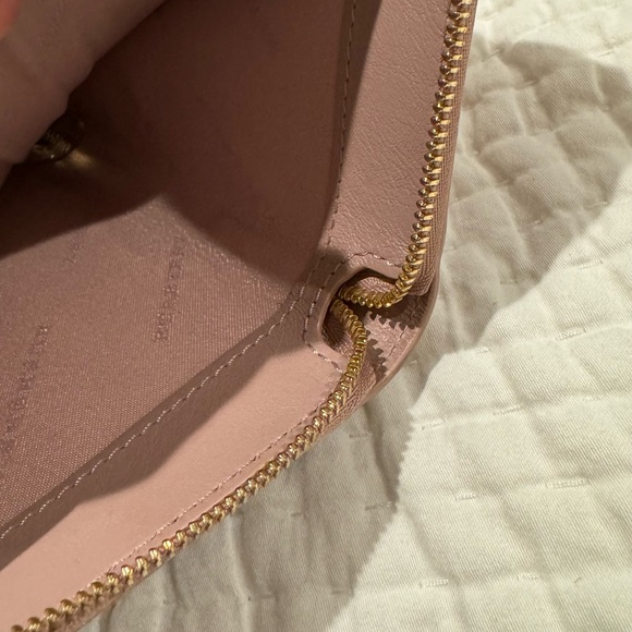 Authentic BURBERRY patent wallet in dusty/heather pink - Picture 4 of 11